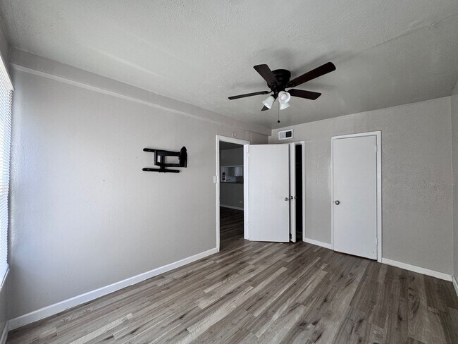 Building Photo - TWO BEDROOM APT WITH WATER PAID