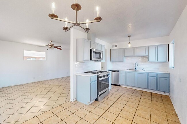 Building Photo - Charming 3 bedroom, 1.5 bath home in North...