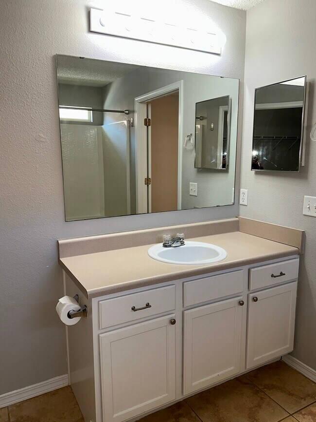 Building Photo - Cute 2/2 with garage and a nice size Flori...
