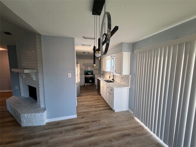 Building Photo - 8707 Sherrywood Dr