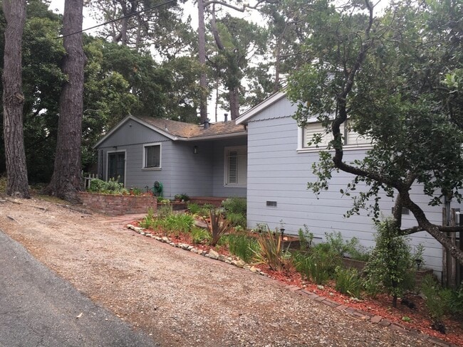 Building Photo - Beautiful Home in Carmel