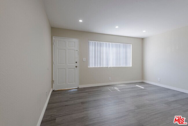 Building Photo - 11701 Oxnard St