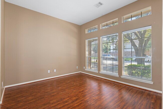 Building Photo - 10415 Courtley St