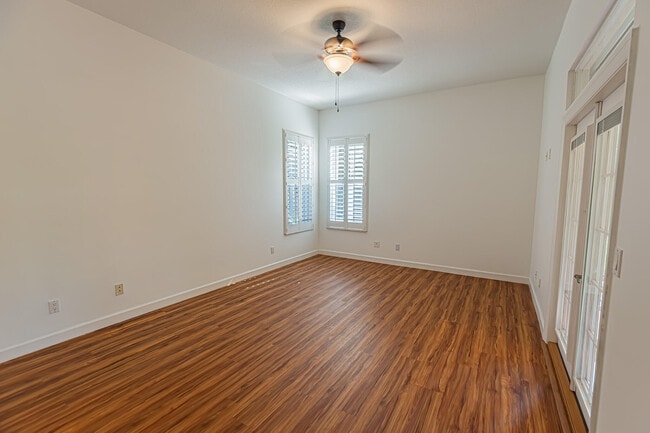Building Photo - 562 SW New Castle Cove