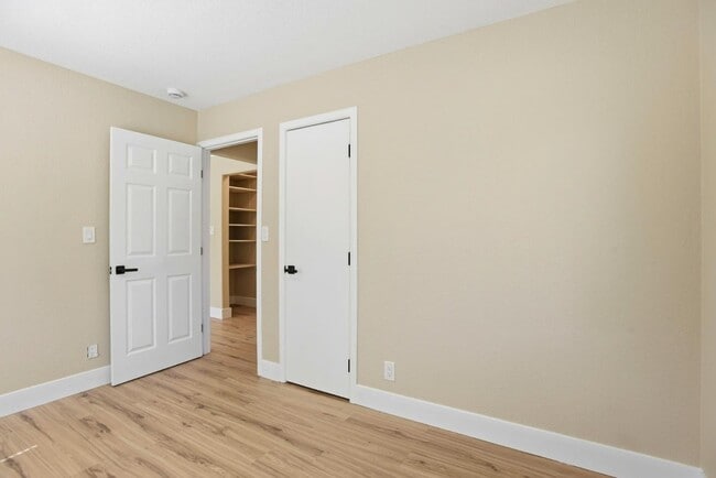 Building Photo - 400 La Casa Ave