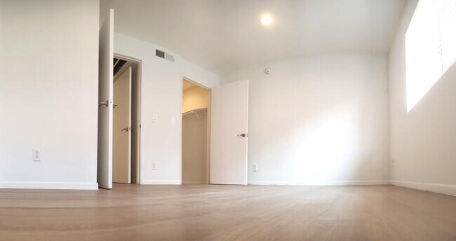 Building Photo - 1 bedroom in North Hollywood CA 91601