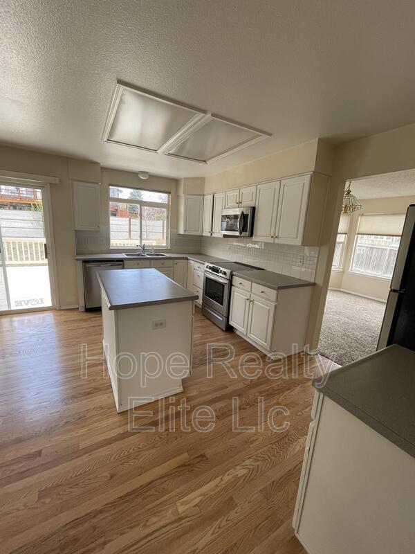 Building Photo - 8905 Thorncreek Dr