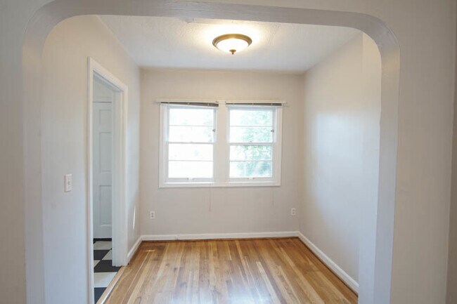 Building Photo - Charming NW 1-Bed Ready Late May!