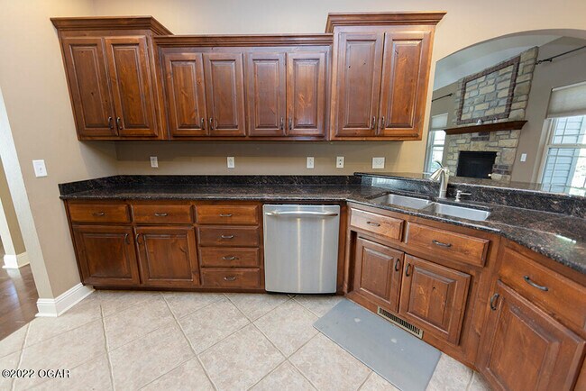 Building Photo - 2709 Summit Dr