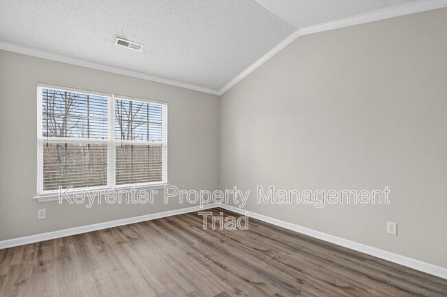 Building Photo - 94 Tannenbaum Cir