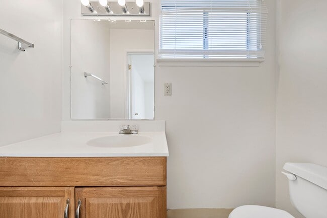 Building Photo - Nice 4BR/2.5BA Home in GREAT Location!