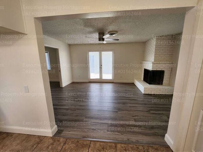 Building Photo - 3 bedroom/ 2 bathroom home located near th...