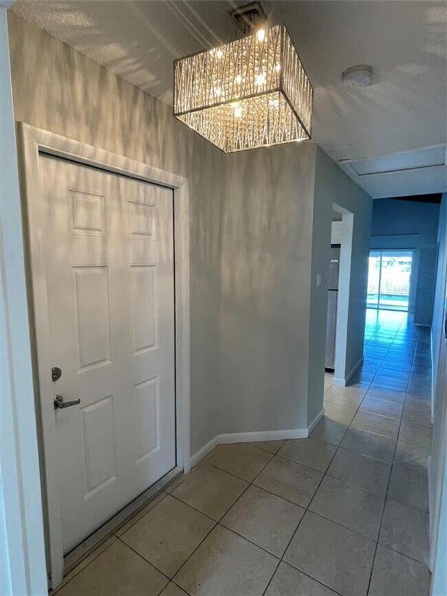 Building Photo - 5420-5422 SW 25th Ave