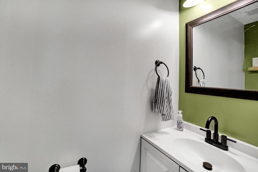 Building Photo - 6212 Adelay Ct W