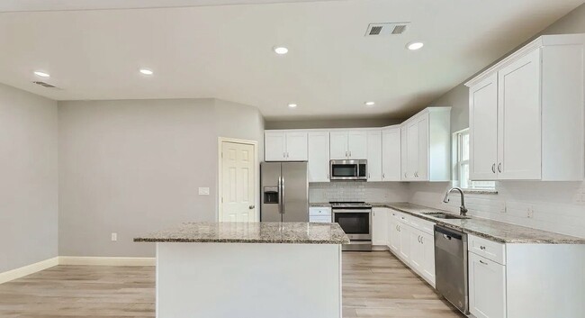 Building Photo - AVAILABLE NOW READY TO MOVE IN