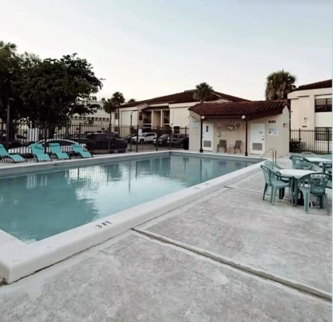 Building Photo - 660 W Park Dr