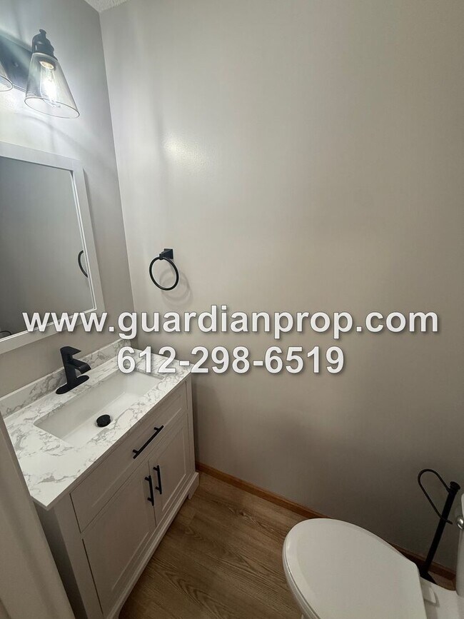 Building Photo - End Unit Townhouse Available Now, Loft Are...
