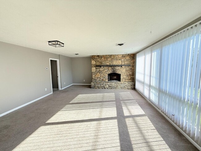 Building Photo - 1325 Longfellow Dr