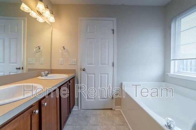 Building Photo - 37 Twin Oaks Pl