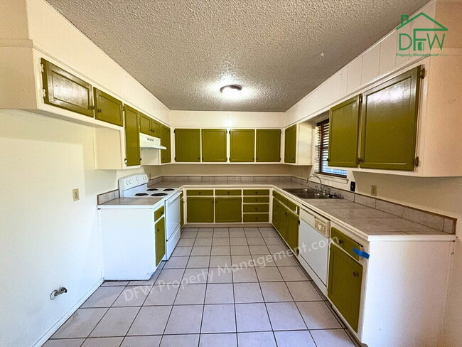 Building Photo - Spacious 3-Bed / 2-Bath Home with Large Fenced Backyard in Quiet Benbrook Neighborhood