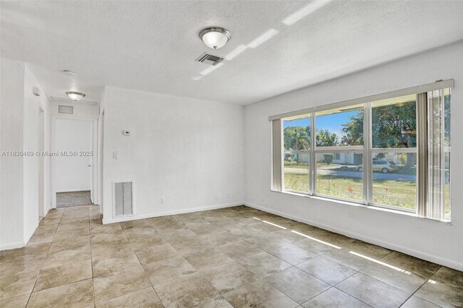 Building Photo - 3431 NW 5th Pl