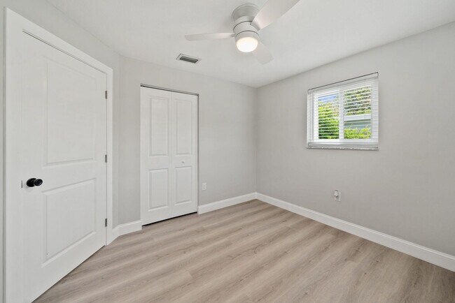 Building Photo - 2071 W Carol Cir