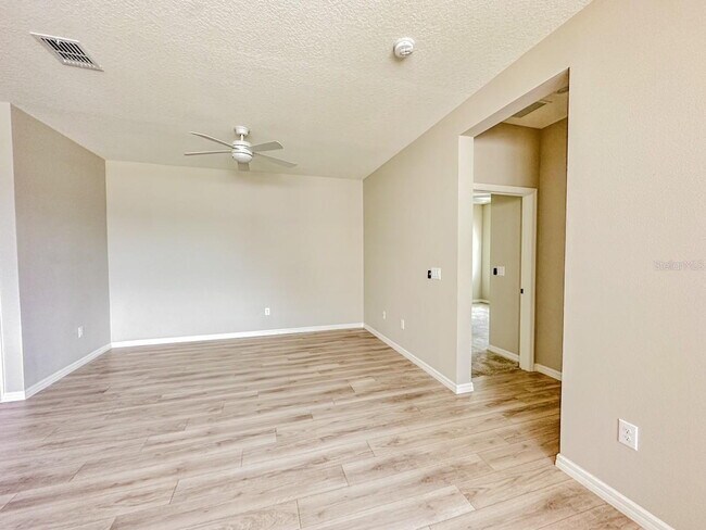Building Photo - Gorgeous 4 Bed 2 Bath Home!