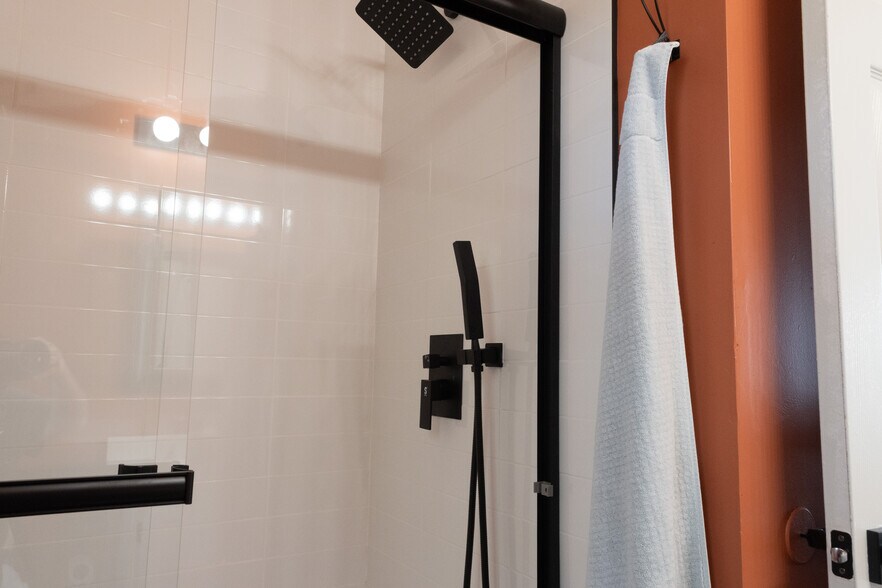 Master bathroom - 3270 Greenwich Ct