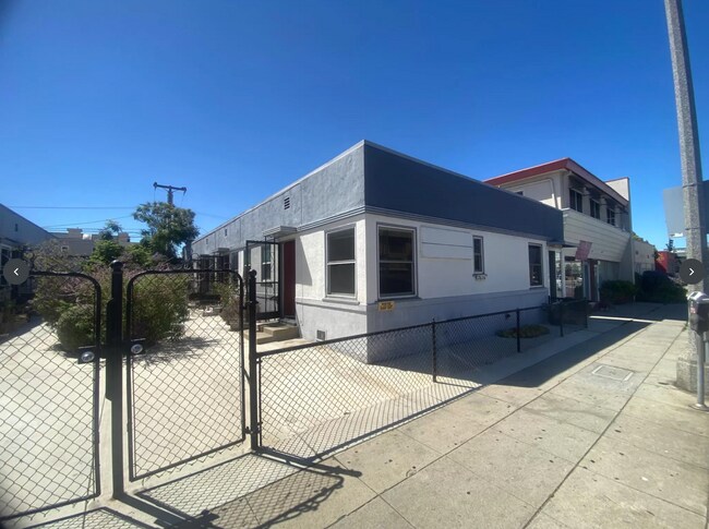Building Photo - 2616 Santa Monica Blvd