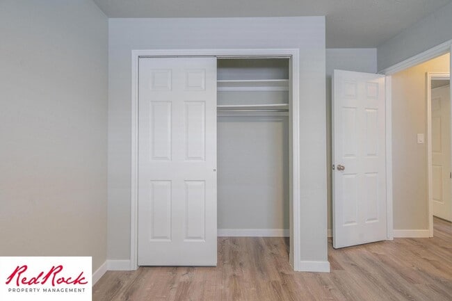 Building Photo - Remodeled 2 Bedroom Townhome. Pet Friendly!