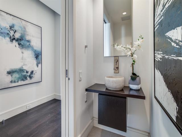 Building Photo - 2408 Victory Park Ln