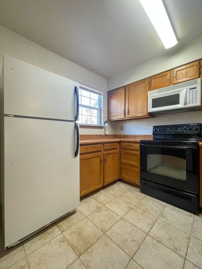 Building Photo - Beautiful 2-Bedroom Townhome in Aurora – A...