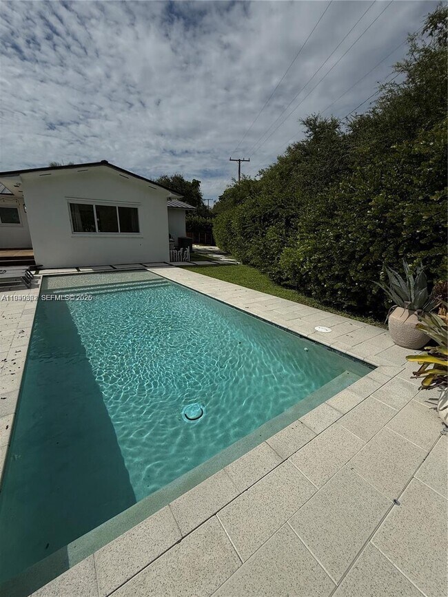 Building Photo - 675 NE 93rd St