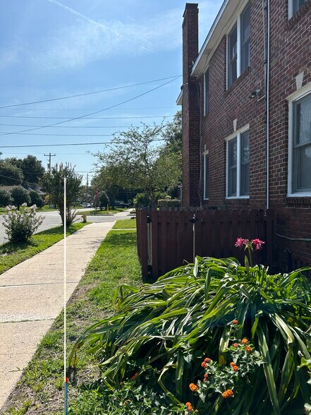 Building Photo - 2604 Dellwood Ave