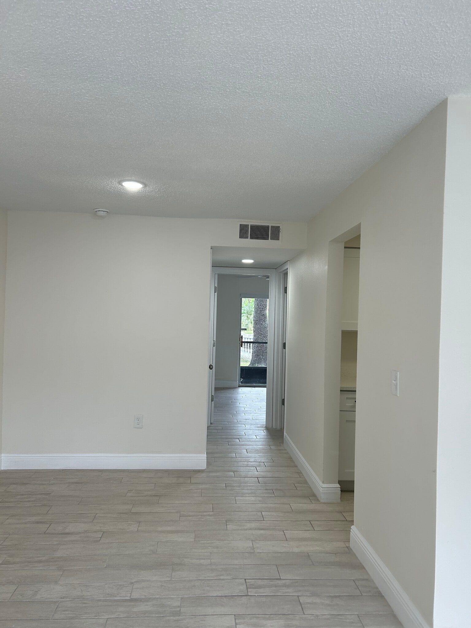 Building Photo - 9105 Tudor Dr