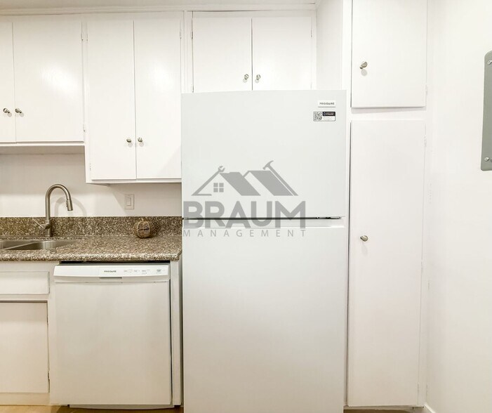 Building Photo - 6041 Whitsett Ave