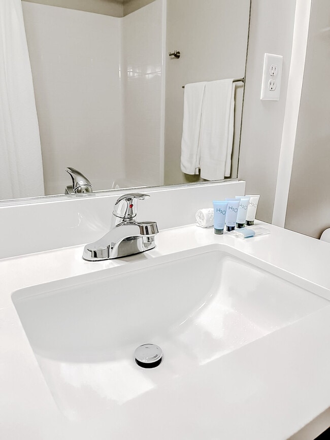 Building Photo - 1400 E Walnut St