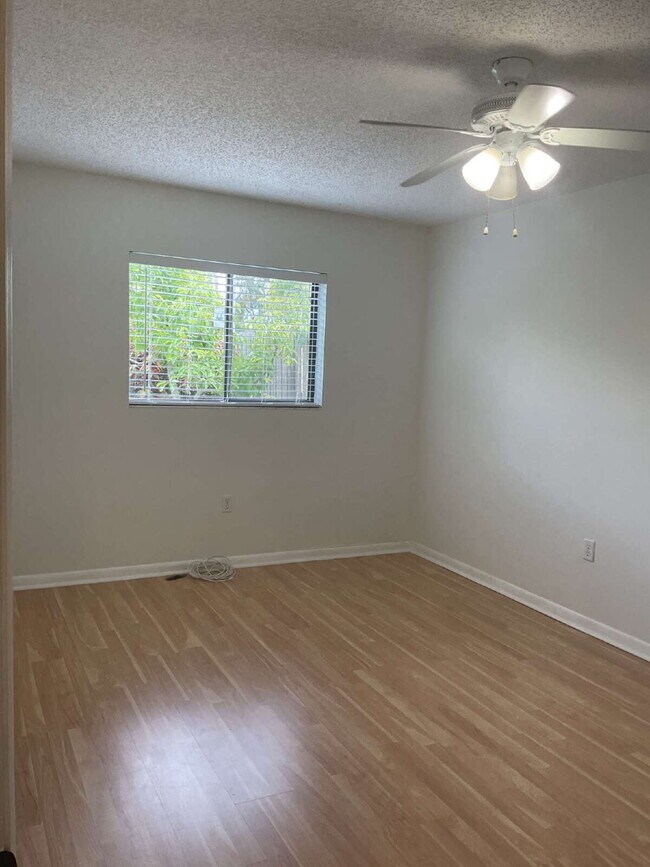 Building Photo - Charming 3-Bedroom Oasis with 2 Full Baths...