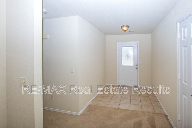 Building Photo - 1902 SW Fremont Rd