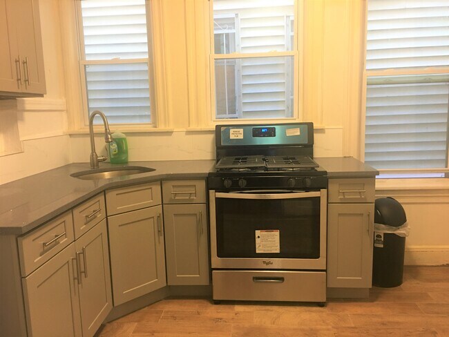 Building Photo - 101 Romaine Ave