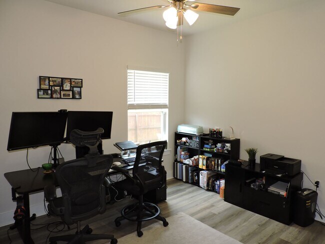 Building Photo - Easy access to shopping, interstate & Navy...