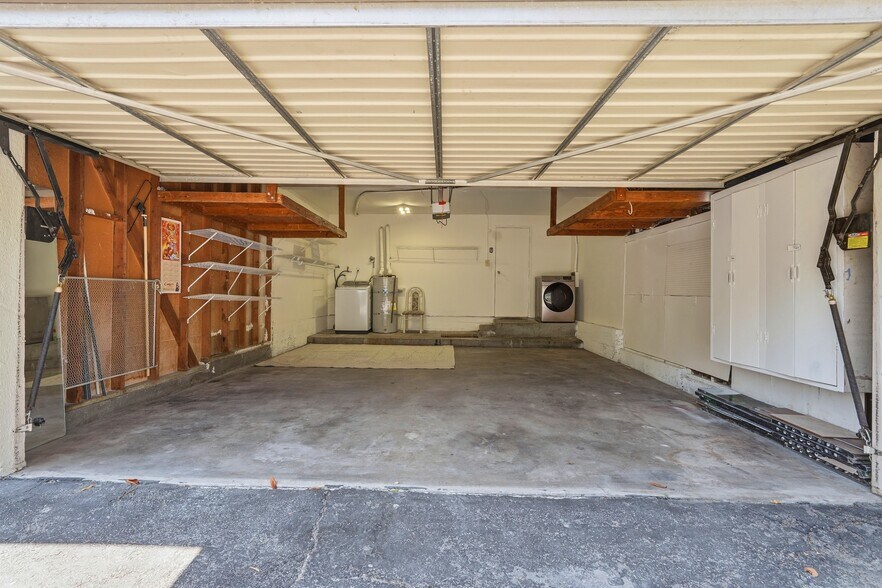 Building Photo - 10432 Larwin Ave