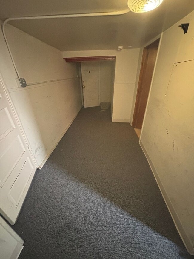 Building Photo - 461 W 12th Ave