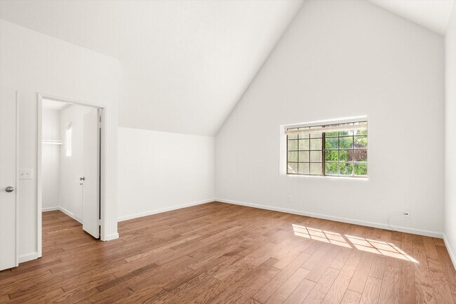 Building Photo - Large Renovated 3bed x 2.5bath Townhouse with Private Patio & 2-Car Garage