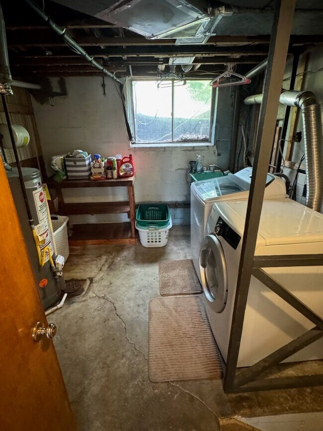 Building Photo - Spacious Split Level in Baldwin for Rent- ...