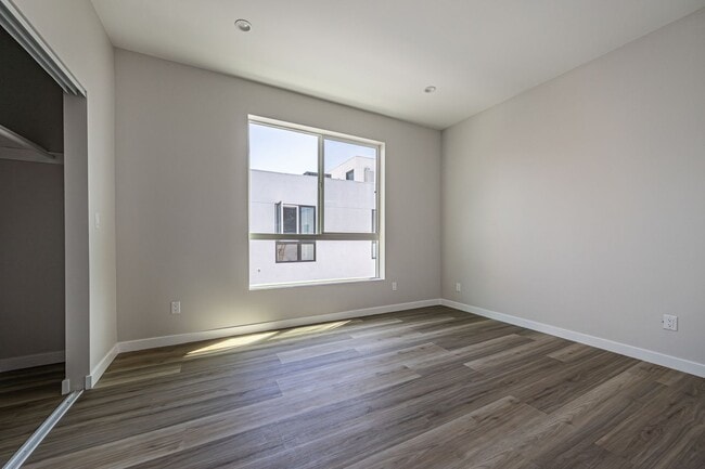Building Photo - Stunning 4-bedroom, 4-bathroom tri-level t...