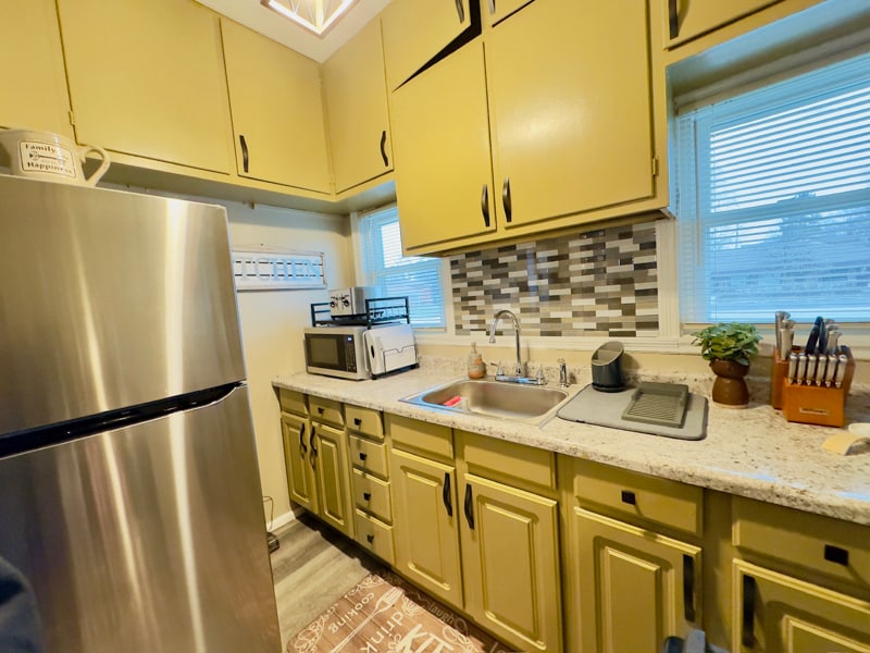 Building Photo - 922 W Broadway St