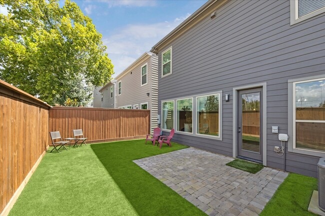 Building Photo - 10942 Brambling Wood Dr
