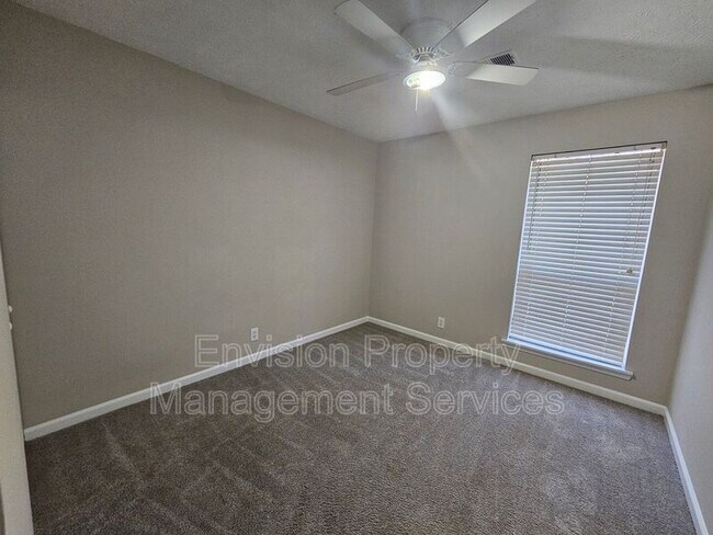 Building Photo - 2987 Medina Dr