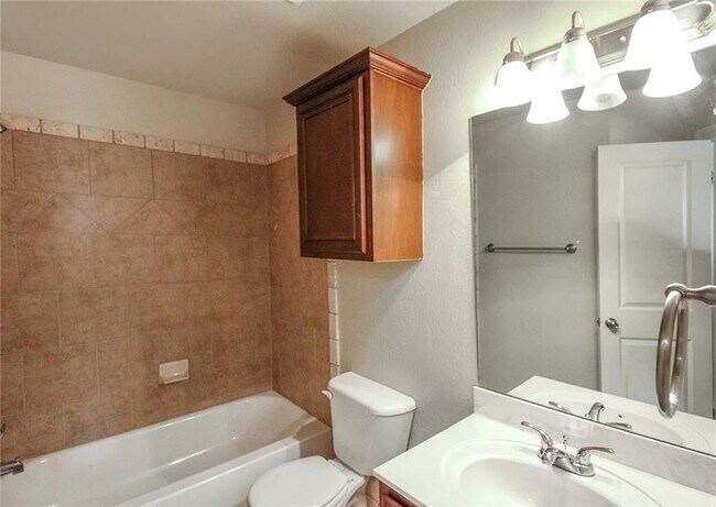 Building Photo - Beautiful 4 + Bedroom Home in Gated North ...